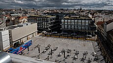 Z bývalého h�i�t� zbylo jen parkovi�t� a venkovní terasa, která je p�ístupná z...