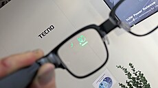 Ukázka zobrazení na monochromatickém displeji v chytrých brýlích Tecno. Na...
