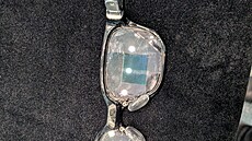 Takto vypadá monochromatický displej vsazený do skel brýlí.