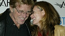Robert Redford a jeho dcera Amy Redfordová v Los Angeles (8. listopadu 2003)