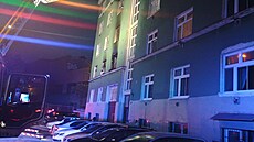 Deset lidí se nedýchalo kou�e p�i po�áru bytu v Brn�. Zranili se i policisté....