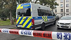 Policisté zasahují v pra�ské Kr�i, vyjednávají s mu�em zav�eným v byt�. (14....