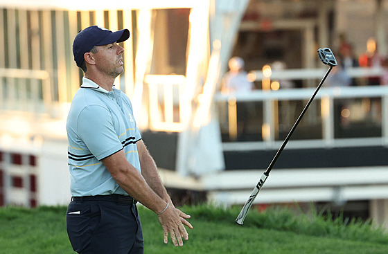 Nespokojený Rory McIlroy poté, co minul osmnáctou jamku.