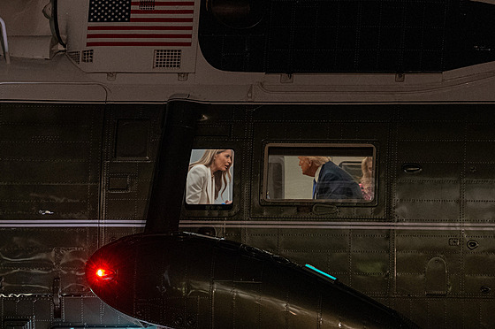 Americký prezident Donald Trump a jeho man�elka Melanie Trumpová po návratu z...