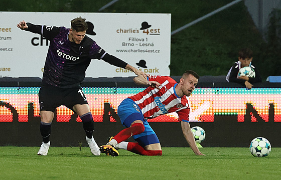 Luká Vorlický (vlevo) bhem zápasu béka Slavie na hiti Zbrojovky Brno. (27....