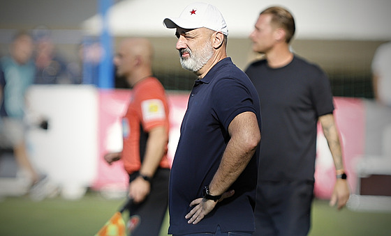 Slávistický trenér Jindich Trpiovský bhem zápasu s Libercem.