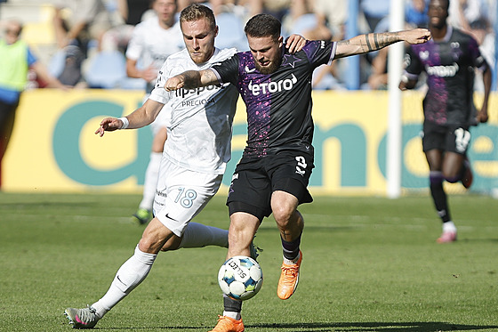 Vasil Kuej ze Slavie se snaí uniknout libereckému Josefu Koeluhovi.