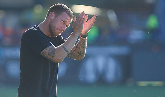 Liberecký trenér Radoslav Ková reaguje bhem zápasu se Slavií.