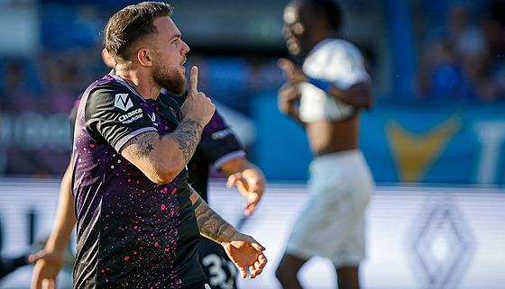 Vasil Kuej ze Slavie reaguje po vstelené brance proti Liberci.