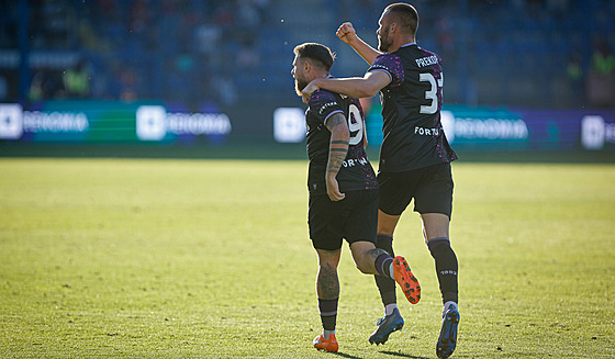 Vasil Kuej a Erik Prekop ze Slavie se radují z gólu proti Liberci.