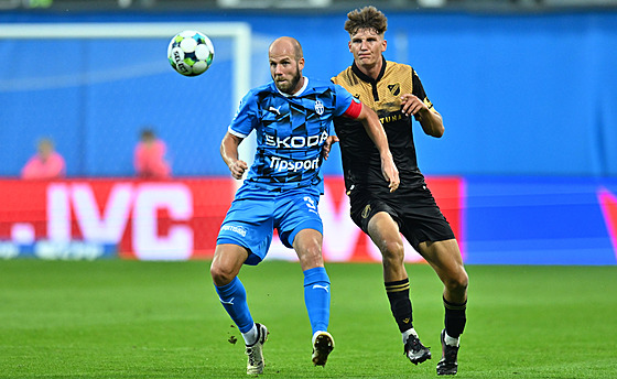 Martin Králik z Mladé Boleslavi bojuje o mí s Jakubem Pirou z Baníku Ostrava.