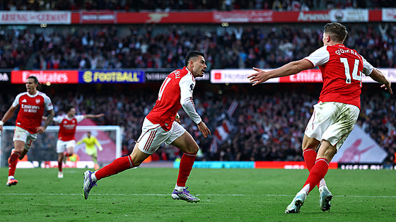 Gabriel Martinelli z Arsenalu slaví gól v utkání s Manchesterem City.