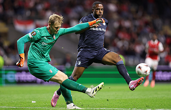 Branká Luká Horníek z Bragy vykopává v utkání Evropské ligy s Feyenoordem.