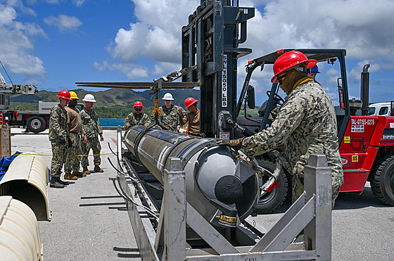 Amerití námoníci na základn Guam v Pacifiku nakládají rakety UGM-109...