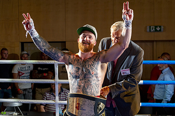 Tomá Bezvoda se raduje z vítzství nad Viktorem Agateljanem po souboji o...