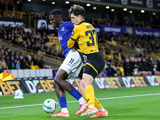 Ladislav Krejí v souboji s Tiernem Barrym z Evertonu.