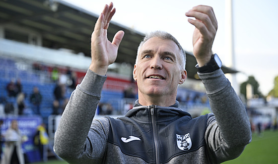 Trenér Martin Hyský dkuje fanoukm Karviné za podporu.