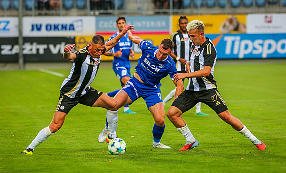 Útoník Táborska Luká Matjka bhem zápasu s eskými Budjovicemi.