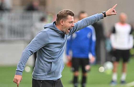 Trenér Hradce David Horej� udílí instrukce svým sv��enc�m.