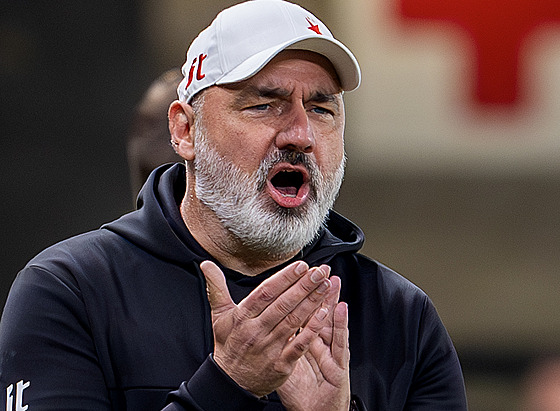 Slávistický trenér Jindich Trpiovský bhem zápas s Duklou.