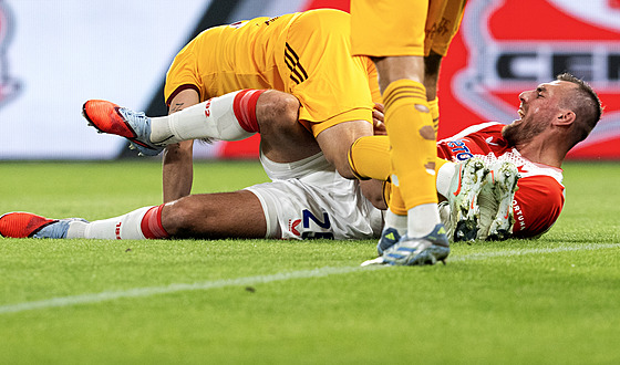 Tomá Chorý v souboji s hráem Dukly.