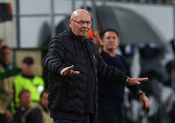 Trenér Plzn Miroslav Koubek nabádá své svence ke klidu.