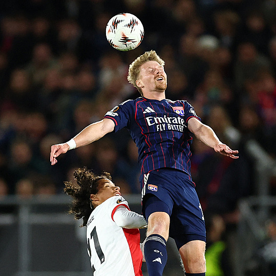 Pavel ulc podstupuje vzduný souboj v zápase Evropské ligy proti Utrechtu.