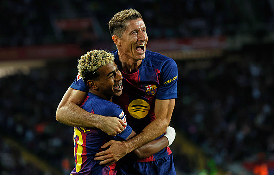 Útoník Robert Lewandowski z Barcelony slaví svj gól s Laminem Yamalem.