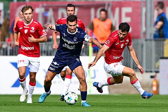 Záloník Michal Trávník ze Slovácka se snaí prosadit kolem bránícího...