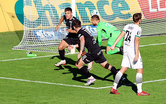 Antonín Rsek (vlevo) se raduje z gólu Jablonce.