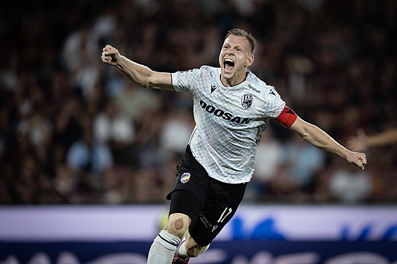 Plzeský útoník a kapitán Matj Vydra se raduje z trefy do sít Sparty.