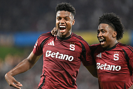 Sparantí fotbalisté John Mercado a Angelo Preciado (vpravo) slaví vyrovnávací...