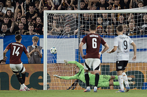 Sparanský útoník Veljko Birmanevi s chladnou hlavou pekonává z penalty...