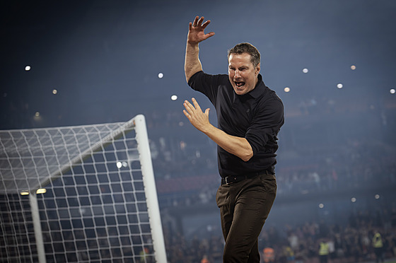 Sparanský trenér Brian Priske bujae slaví vítzství ve lágru fotbalové ligy...