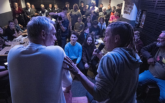 Pedvolební kampa PIRÁTI. Na pivo se Zdekem Hibem a Ivanem Bartoem. (24....