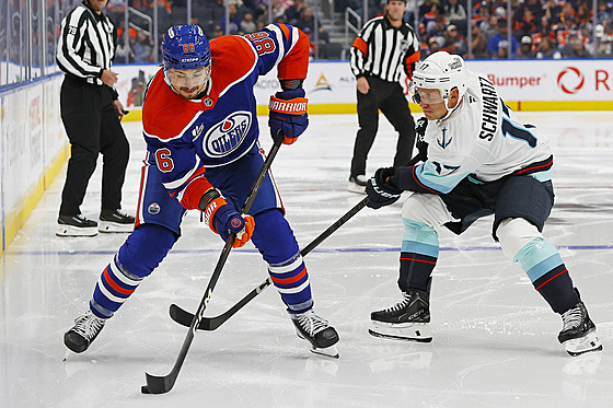 David Tomáek (86) brání puk ped Jadenem Schwartzem.