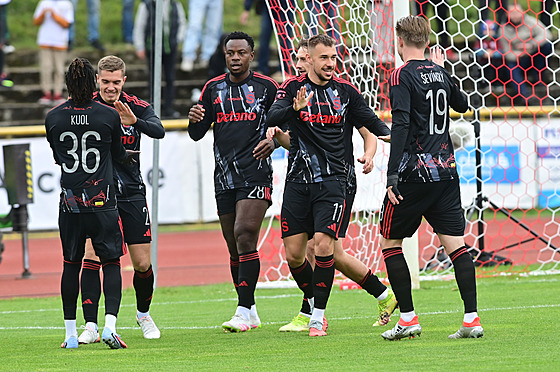 Fotbalisté Sparty se radují ze vstelené branky ve tetím kole MOL Cupu proti...