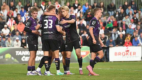 Radost fotbalist Slavie v pohárovém utkání v Brozanech, stelcem gólu Ondej...