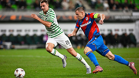 Plzeský kapitán Matj Vydra  (vpravo) uniká obránci Raemaerkersovi z...