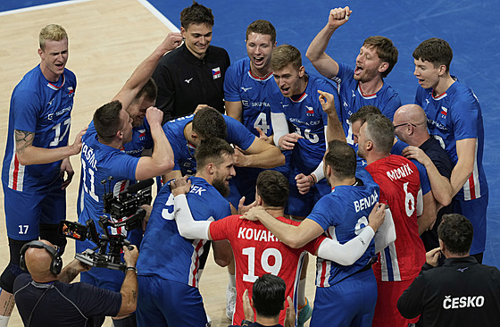 etí volejbalisté slaví postup do tvrtfinále mistrovství svta.