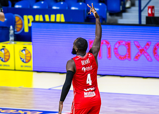 Joe Bryant z Pardubic slaví svou trojku v zápase s Opavou.