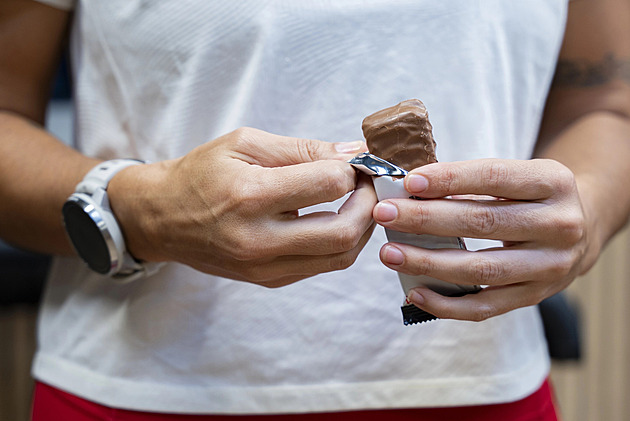 Jogurt a ovoce místo tyčinky. Proč nezpracovaná jídla pomáhají zhubnout?