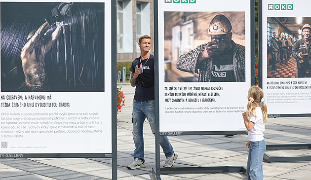 Putovní venkovní výstava hornických fotografií s názvem Odcházíme s hlavou...