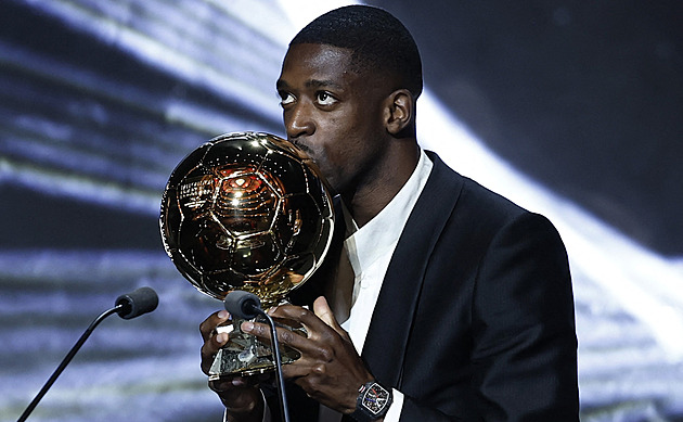 OBRAZEM: Zlatý míč pro Dembélého. Útočník PSG je poprvé králem fotbalového světa