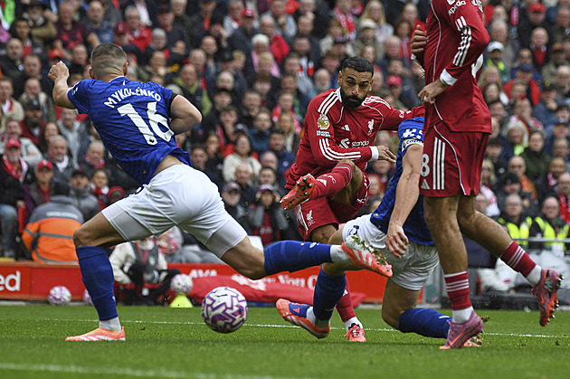 ONLINE: Liverpool hraje v anglické lize derby s Evertonem, večer City - Arsenal