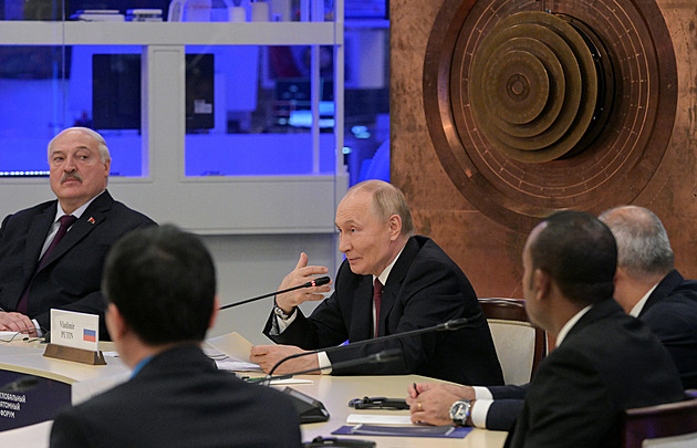 Bělorusko staví cesty a dělostřelecká postavení u Ukrajiny, varoval Zelenskyj