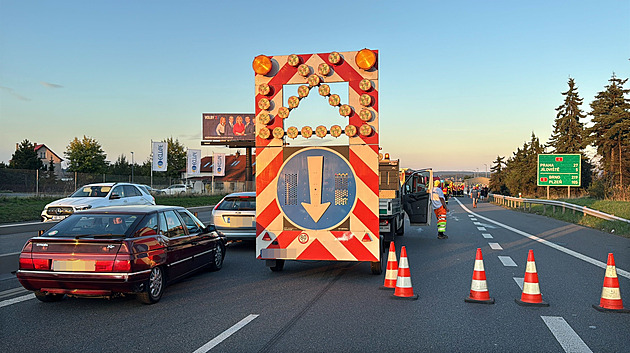 Dálnici D4 zablokovala hromadná kolize několika aut, motorky i přívěsu s koněm