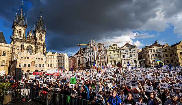 Jak přesvědčovat již přesvědčené? Na demonstraci to ukázal Milion chvilek pro demokracii