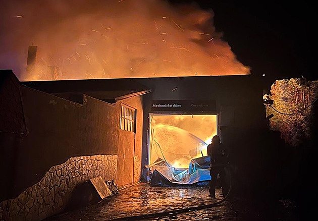 Likvidace poáru autoservisu v Klimkovicích u Ostravy (26. záí 2025)