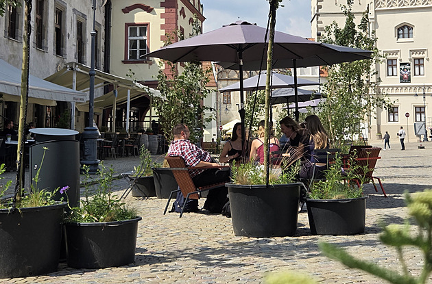 Normáln tudy jezdí auta, ale pes léto se ást ikova námstí v Táboe stala...